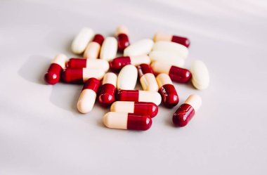 Işık arka planına saçılmış haplar. Tıp teması.