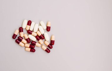 Işık arka planına saçılmış haplar. Tıp teması.