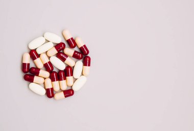 Işık arka planına saçılmış haplar. Tıp teması.