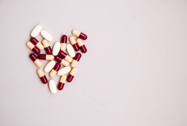 Arka planda kalp şeklinde haplar. Tıp teması.