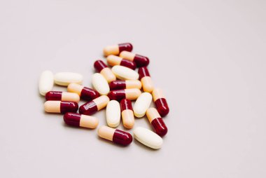 Arka planda kalp şeklinde haplar. Tıp teması.