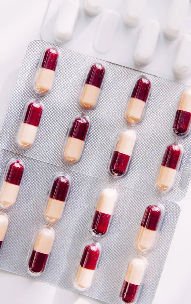 Hafif arka planda haplar. Tıp teması.