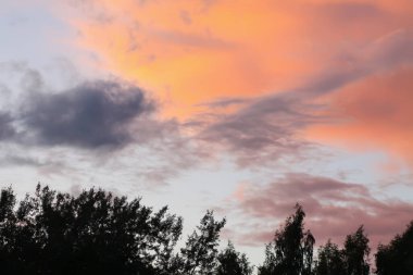 Yumuşak bulutlu günbatımı gökyüzü.