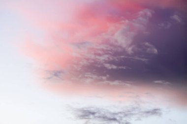 Yumuşak bulutlu günbatımı gökyüzü.