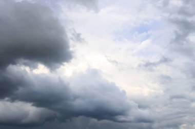 Yumuşak bulutlu mavi bir gökyüzü.