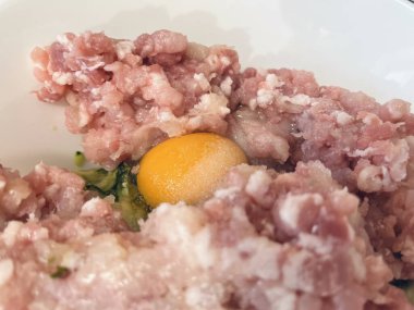 Evde yumurta sarısı, çiğ yumurta, kabak, yumurta sarısı, çiğ, kıymalı kabak. Yüksek kalite fotoğraf