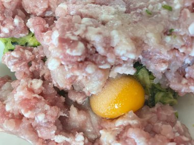 Ev mutfağında pişen domuz kıymalı yumurta sarısı ve çiğ tavuk. Yüksek kalite fotoğraf