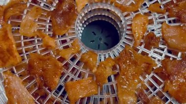 Pişirmeden önce baharatlı kurutucuda kurutulmuş tavuk eti ve tuzlu su. Yemek pişirme. Üst Manzara. Çiğ et. Yüksek kalite 4k görüntü
