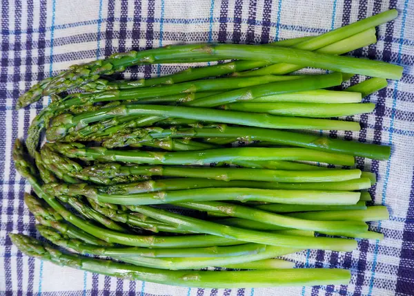  Mutfaktaki havlunun üzerinde kuşkonmaz sapı var. Yukarıdan bak. Vejetaryen. diyet. Yüksek kalite fotoğraf