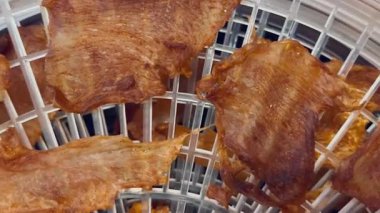 Pişirmeden önce kurutucuda kurutulmuş baharatlı tavuk eti ve tuz. Tuzlu et. Mutfak. Yüksek kalite 4k görüntü