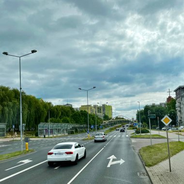 Szczecin, Polonya - 28 Haziran 2025: Sabah arabalarla kesişme noktası. Trafik ışıkları.