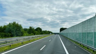 Bir yaz günü otoyolda trafik vardı.