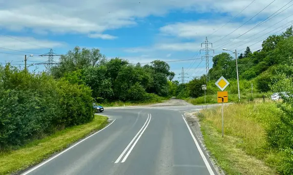 Yeşillik bir ormanın içinden geçen, doğal ışıkla yıkanan büyüleyici bir yol. Kibar eğri ve zengin yeşillik onu macera seyahatleri, doğa inzivaları veya çevre dostu markalaşma için çok yönlü bir imaj haline getiriyor.