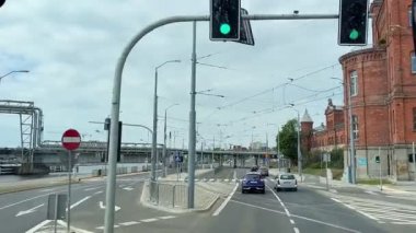 Szczecin, Polonya - 28 Haziran 2025: Szczecin şehrinin orta kesimindeki trafik ışıklarında arabalı yol. Gündüz trafiği