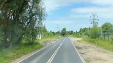 Szczecin, Polonya - 28 Haziran 2025: Bir yaz günü arabalarla dar bir kırsal yolda trafik