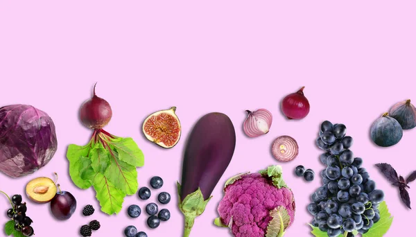 创意布局由红菜 无花果 花椰菜 紫色背景的黑莓制成 新鲜和生鲜食品的概念 平躺在床上 — 图库照片