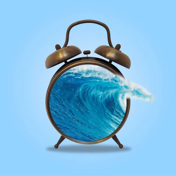 大きな波と目覚まし時計の一時的なアートコラージュ ビーチリゾートのコンセプト 広告のコピースペース — ストック写真