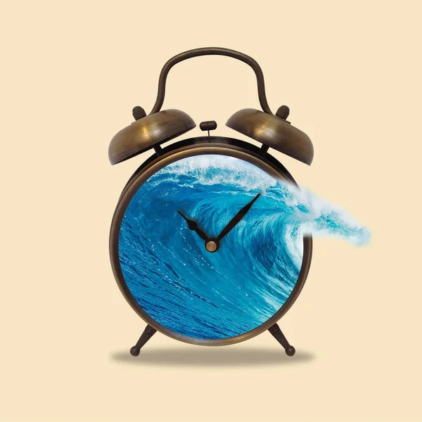 大きな波と目覚まし時計の一時的なアートコラージュ ビーチリゾートのコンセプト 広告のコピースペース — ストック写真