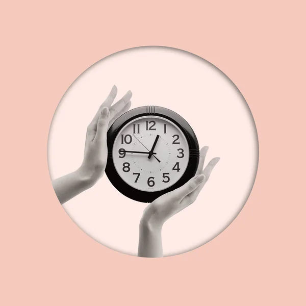 Collage Contemporáneo Las Manecillas Sosteniendo Reloj Concepto Tiempo Para Diferentes — Foto de Stock