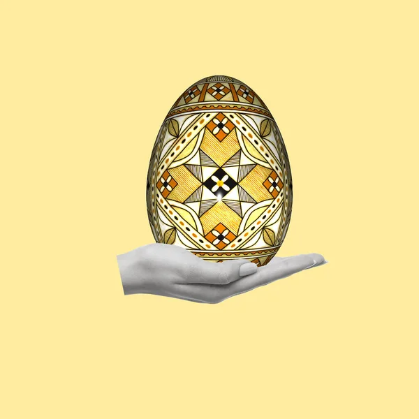 模様の卵を持つ手の現代美術のコラージュ イースタースイーツのコンセプト スペースのコピー — ストック写真