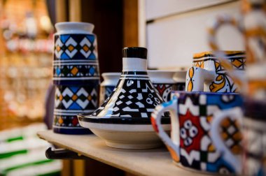 Marakeş Medine hediyelik eşya dükkanında geleneksel Fas el yapımı tabak ve fincanlar