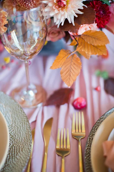 秋の花 オレンジとピンクのナプキンと燃えるキャンドルと美しいテーブルの設定 秋の結婚式のコンセプト — ストック写真