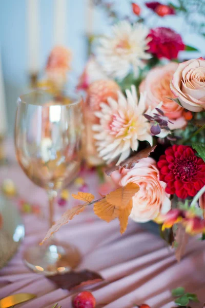 秋天的桌上摆满了橙花和老式玻璃杯 秋季婚礼或秋季晚宴的概念 — 图库照片