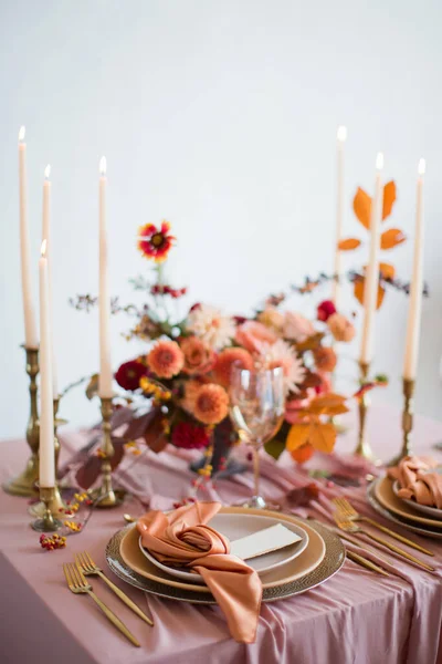 Krásné Prostírání Stolu Podzimními Květy Oranžovými Růžovými Ubrousky Hořícími Svíčkami — Stock fotografie