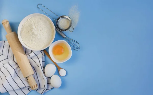 Ingredients Baking Blue Background Flour Bowl Eggs Baking Powder Kitchen — Stock Photo, Image