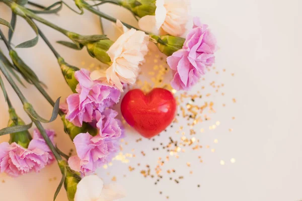 Рожеві Бежеві Квіти Діантуса Червоне Кам Яне Серце Золотий Блиск — стокове фото