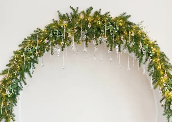 Weihnachtsbogen Mit Kristalldekorationen Und Lichtern Auf Weißem Hintergrund Kopierraum — Stockfoto