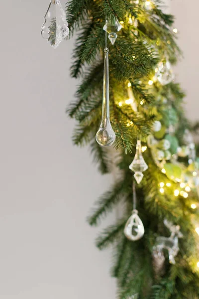 Kerst Slinger Met Kristallen Decoraties Verlichting Een Witte Achtergrond Kopieer — Stockfoto