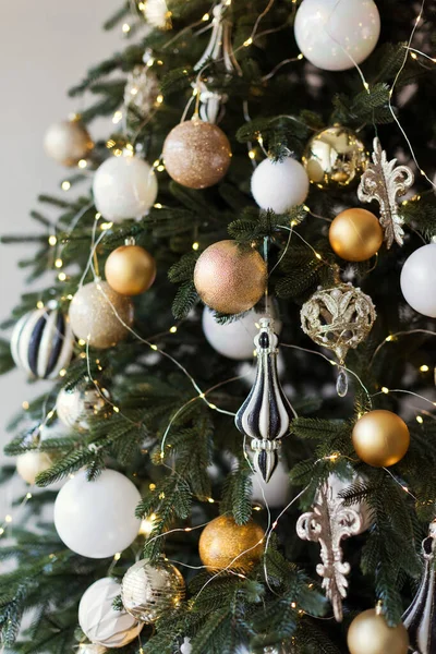 Hermoso Árbol Navidad Con Decoraciones Doradas Blancas Con Brillo Acogedora — Foto de Stock
