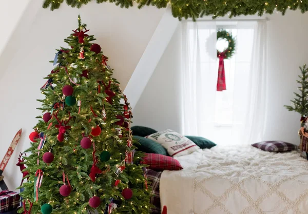 Άνετο Υπνοδωμάτιο Όμορφο Χριστουγεννιάτικο Δέντρο Στεφάνι Στο Παράθυρο Και Κόκκινες — Φωτογραφία Αρχείου