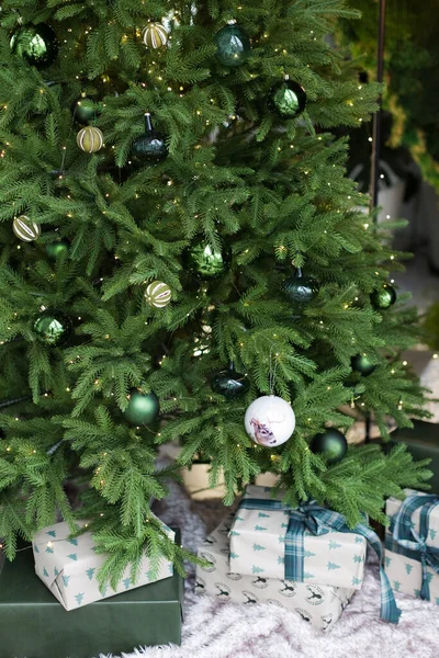 Όμορφο Χριστουγεννιάτικο Δέντρο Διακοσμήσεις Και Φώτα Ζεστό Εσωτερικό Διακοπών — Φωτογραφία Αρχείου