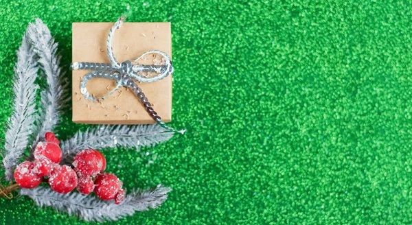 Sfondo Verde Glitter Natale Con Scatola Regalo Decorato Nastro Argento — Foto Stock
