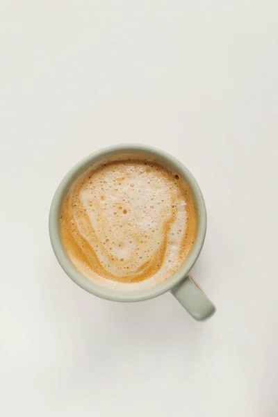 白いテーブルの上にコーヒーとカップ コピースペース — ストック写真