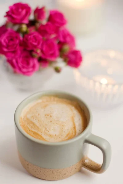 Taza Con Café Rosas Rosadas Flores Velas Encendidas Sobre Fondo —  Fotos de Stock