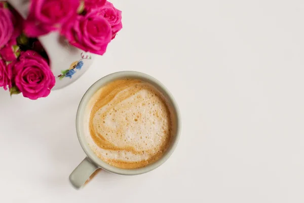 Kopp Med Kaffe Och Rosa Rosor Blommor Vit Bakgrund Kopiera — Stockfoto