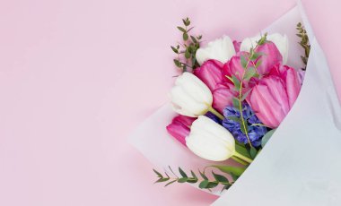 Pembe arka planda güzel bir bahar buketi fotokopi alanı, metin için yer. Bahar tatili konsepti, 8 Mart ve Anneler Günü teması