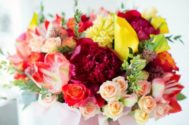 Parlak çiçekli büyük pembe hediye kutusu. Kırmızı ve sarı çiçekler, anneler günü için buket, sevgililer günü, doğum günü partisi ya da diğer tatiller için. Güllü buket, zambak, papatya ve şakayık..