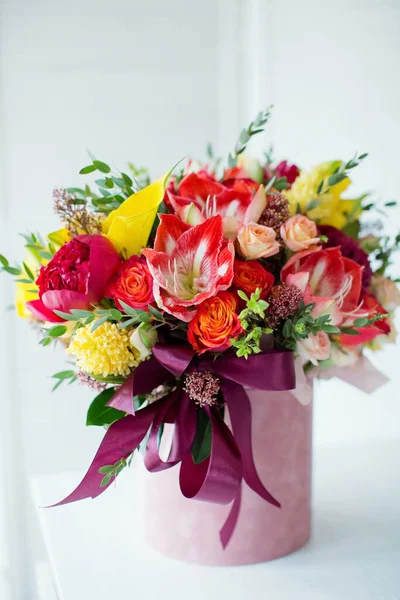 Gran Caja Regalo Rosa Con Flores Brillantes Flores Rojas Amarillas Fotos De Stock