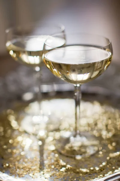Склянка Шампанського Золотими Зірками Срібному Підносі Концепція Новорічної Вечірки — стокове фото