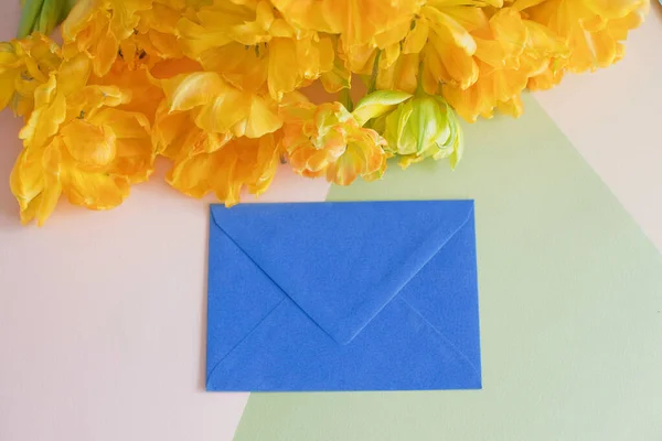 Koperta Prezent Pobliżu Kwiatów Niebieska Koperta Karta Podarunkowa Lub List — Zdjęcie stockowe