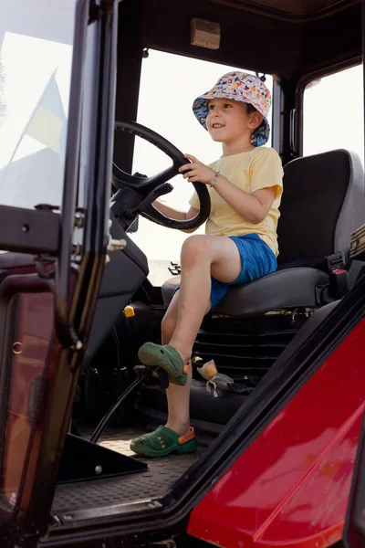 Caucasian Boy Sitting Cabin Tractor Wheat Field Wheat Grain Harvest 免版税图库图片