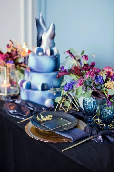 Τραπέζι Χρυσές Και Μαύρες Διακοσμήσεις Και Μπλε Κέικ Αμυγδαλωτά Και — Φωτογραφία Αρχείου