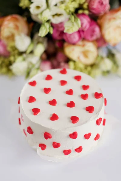 Λευκό Κέικ Κόκκινες Καρδιές Διακόσμηση Και Μπουκέτο Από Φωτεινά Λουλούδια — Φωτογραφία Αρχείου