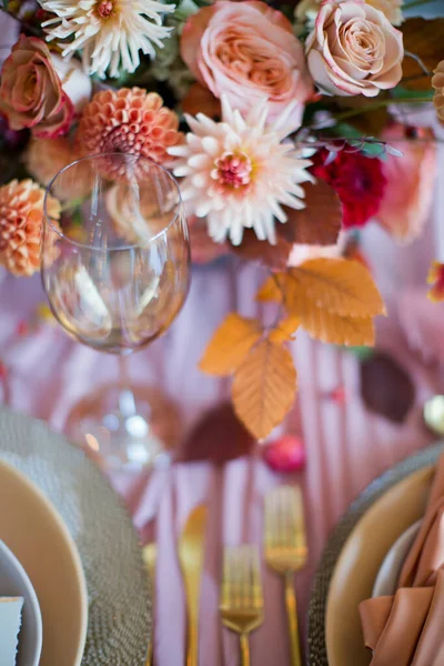 Prachtige Tafel Met Herfstbloemen Oranje Roze Servetten Brandende Kaarsen Herfst — Stockfoto
