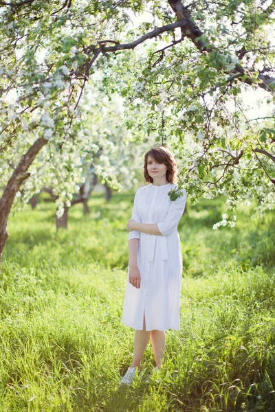 Piękny Biały Kobieta Biały Sukienka Spacery Wiosenny Kwiat Ogród — Zdjęcie stockowe