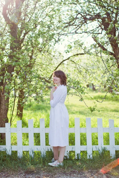Красивая Кавказская Женщина Белом Платье Гуляет Весеннем Цветущем Саду Рядом — стоковое фото